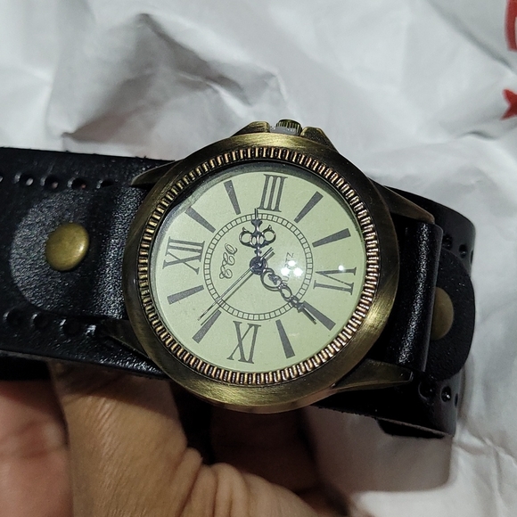HIGH QUALITY WOMAN FASHION WATCHES - Picture 2 of 2